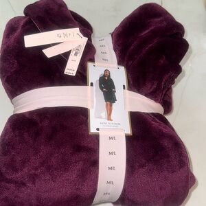 New with tag VICTORIA'S SECRET
Short Cozy Robe M/L